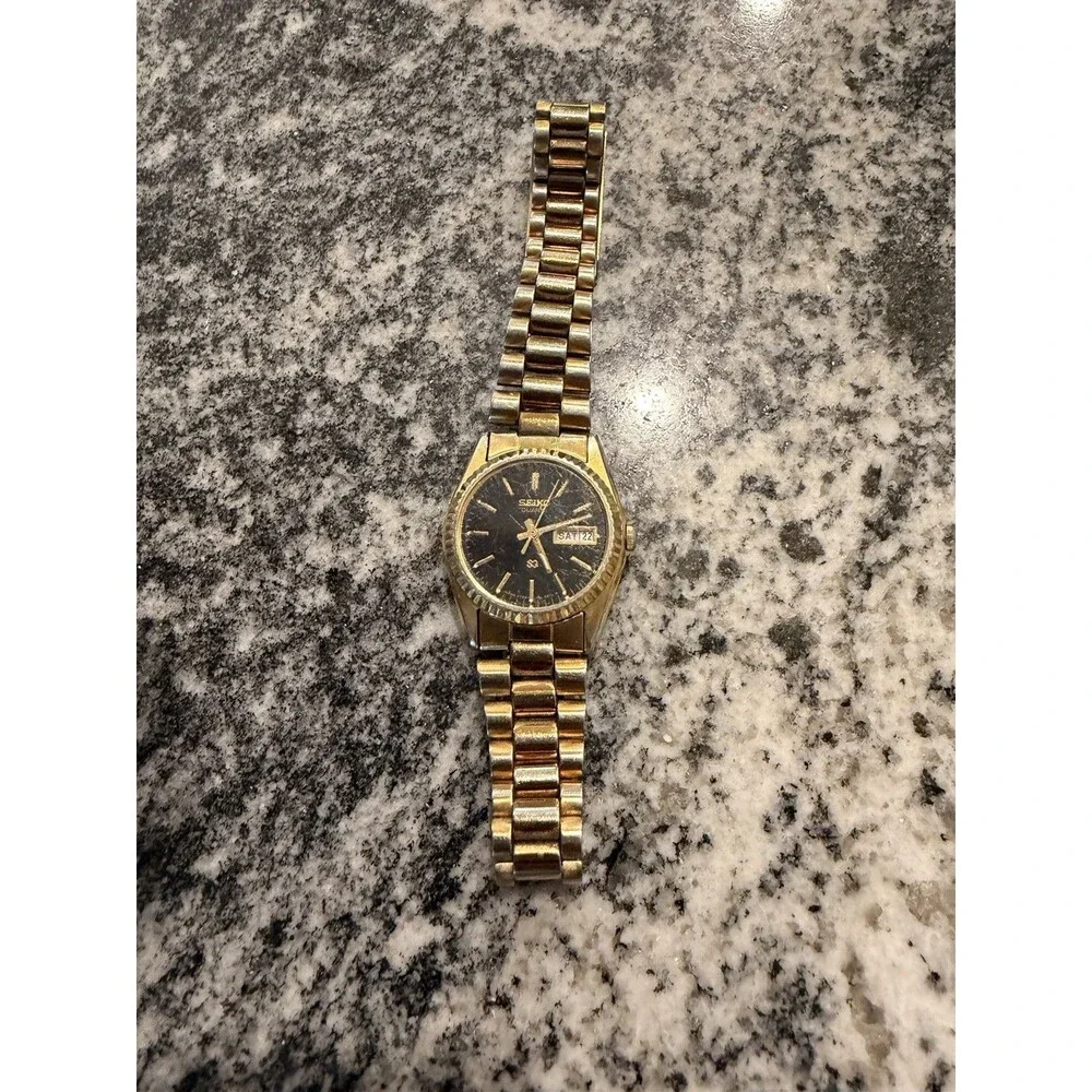Vintage Seiko Ladies Gold Tone Black Date Day Dial Fluted SQ Japan